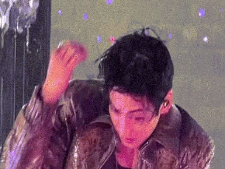 50.000 khán giả dầm mưa xem BTS