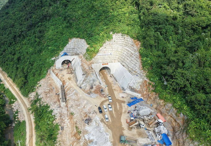 Thi công hầm xuyên núi trên cao tốc Đồng Đăng - Trà Lĩnh. Ảnh: Anh Duy