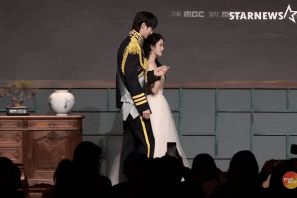 Cặp đôi hoàng tử - công chúa đẹp nhất 2026 là đây: Visual cổ tích thần tiên, xa hoa lộng lẫy chói cả mắt- Ảnh 2.