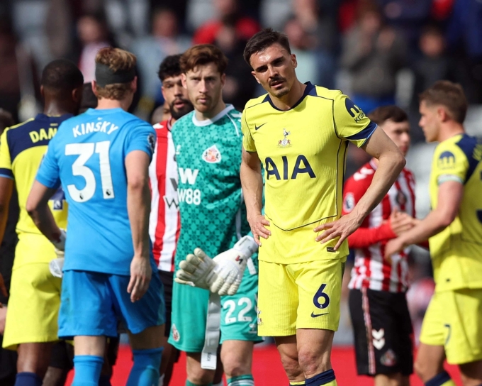 Tiền vệ Tottenham Joao Palhinha (số 6) thất vọng sau trận thua Sunderland 0-1 ở vòng 32 Ngoại hạng Anh trên sân Ánh Sáng, thành phố Sunderland, hạt Tyne & Wear, Anh ngày 12/4/2026. Ảnh: Reuters