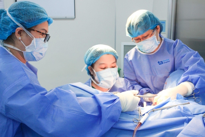 Bác sĩ Tâm cùng êkíp chuẩn bị nội soi qua ngả âm đạo cắt polyp cho người bệnh. Ảnh: Bệnh viện Đa khoa Tâm Anh