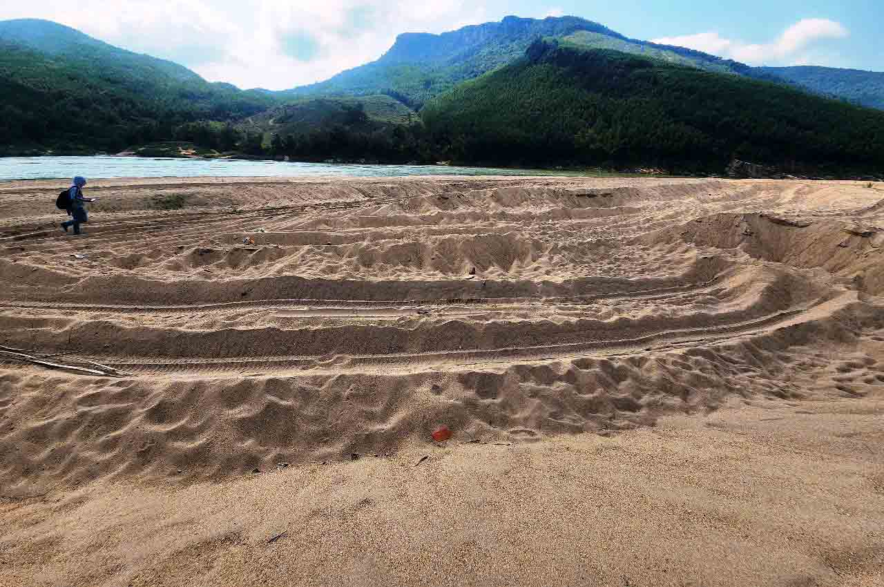 Cát sông Thu Bồn bị 'rút ruột' giữa đêm- Ảnh 1.