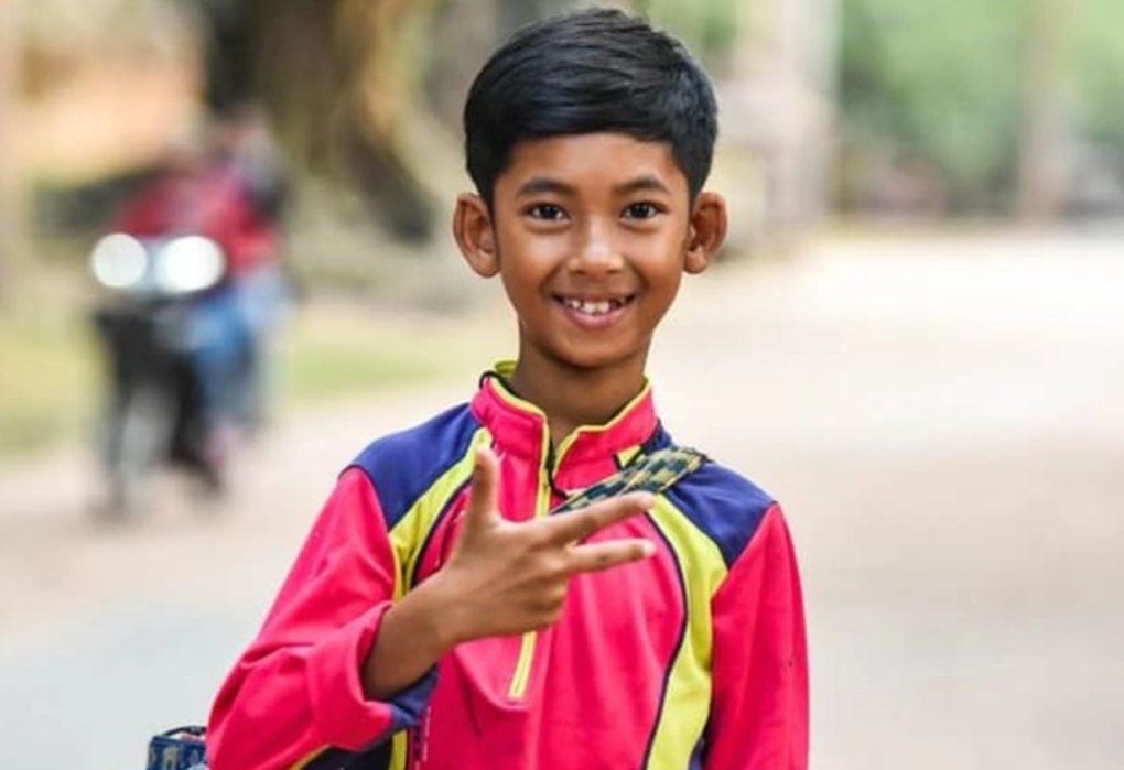 Cậu bé Campuchia bán hàng rong nổi tiếng thế giới 8 năm trước, giờ ra sao? - 1