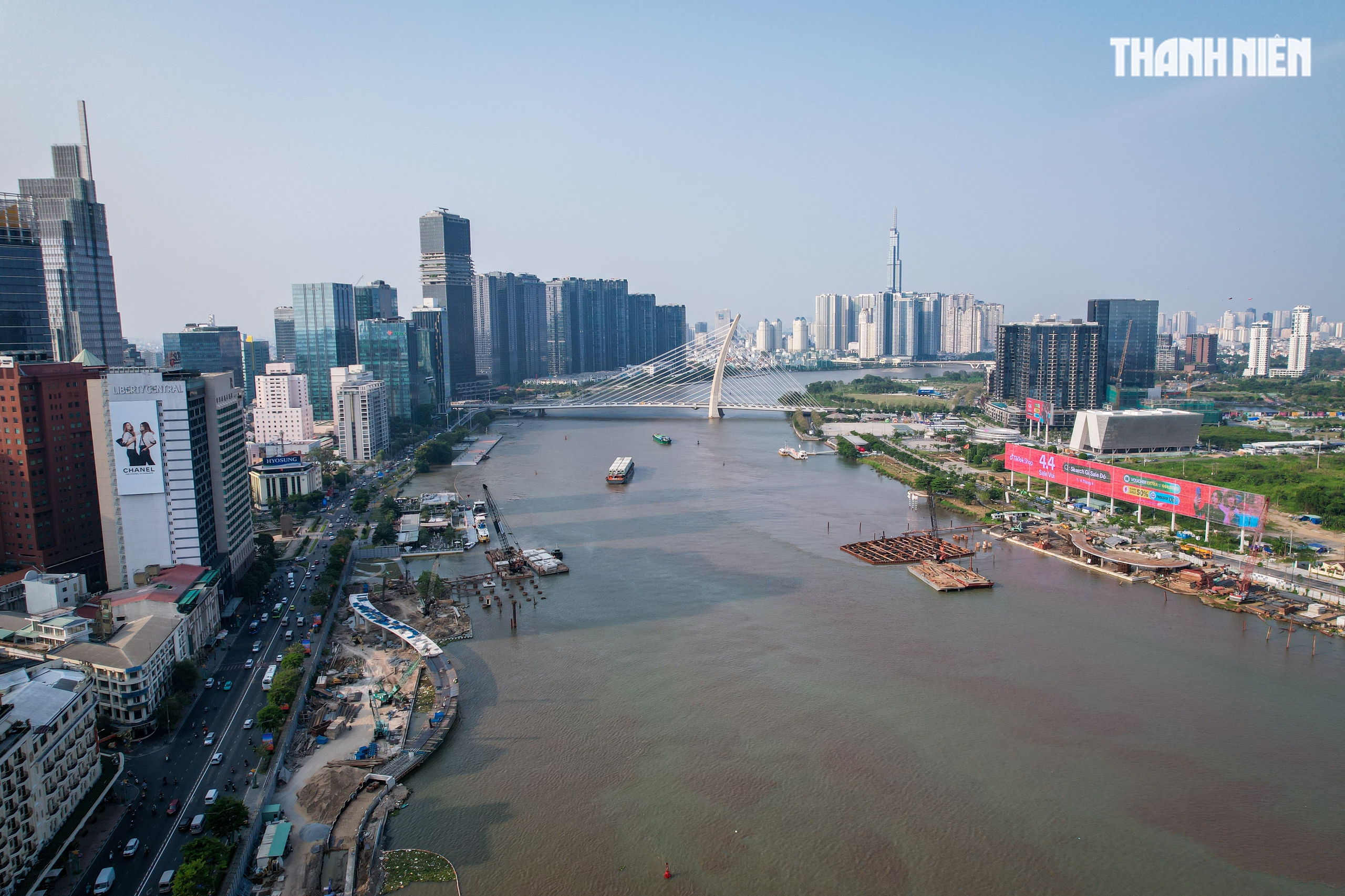 Cầu đi bộ nghìn tỉ qua sông Sài Gòn dần thành hình sau một năm thi công - Ảnh 1. Cầu đi bộ nghìn tỉ qua sông Sài Gòn dần thành hình sau một năm thi công - Ảnh 1.