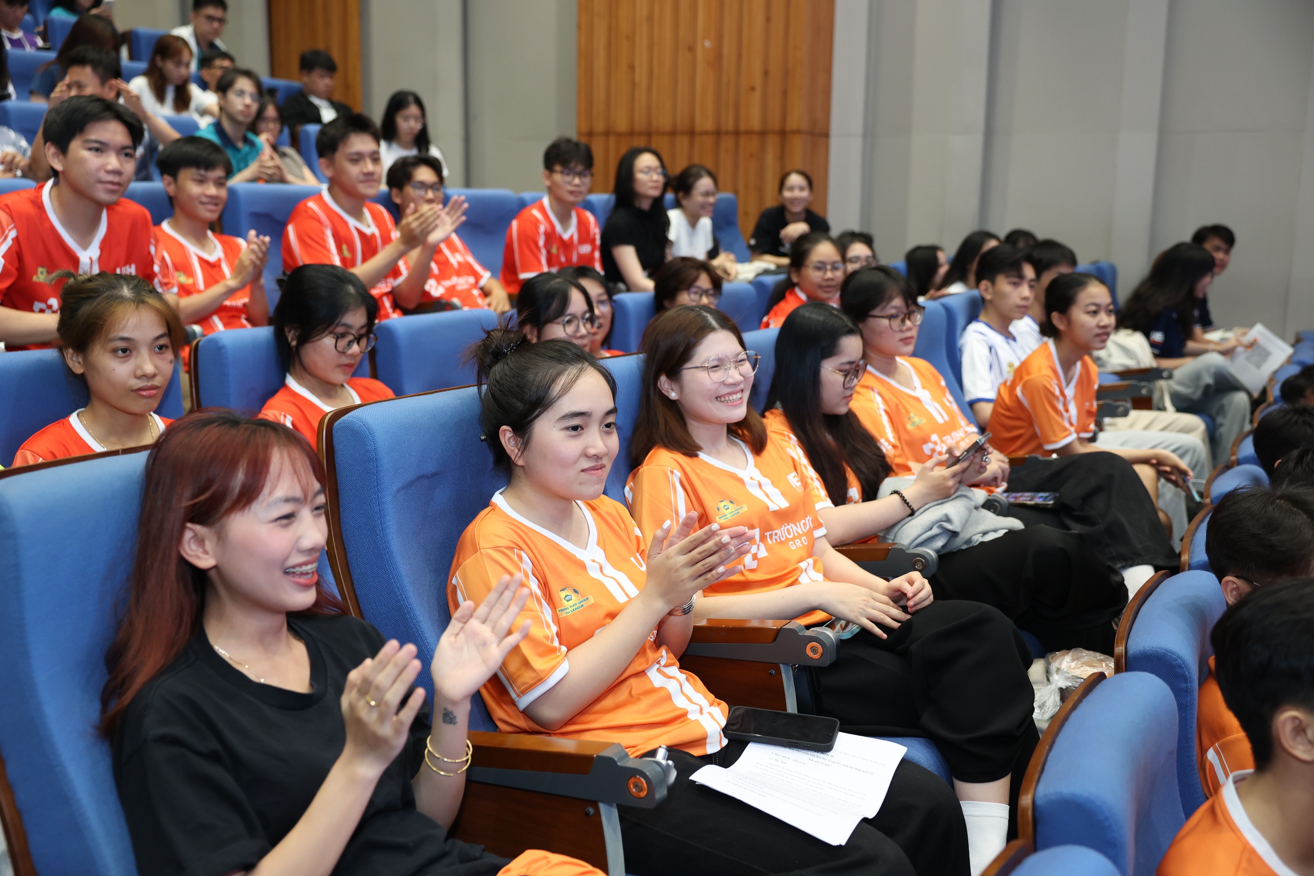 Nguyễn Công Phượng tiếp động lực cho bóng hồng sân cỏ ở ĐH Kinh tế TPHCM - Ảnh 1.