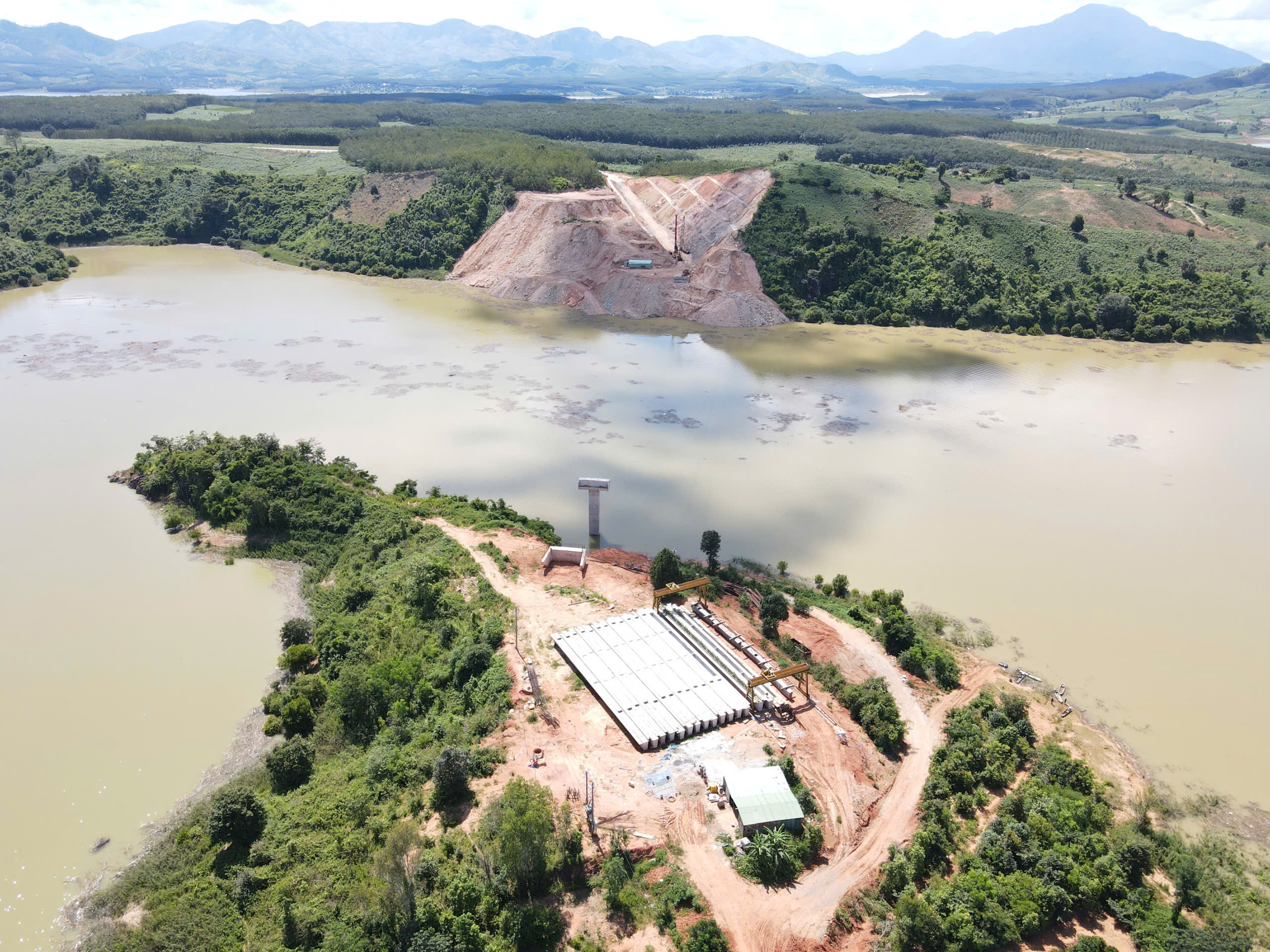 Cây cầu 'mắc kẹt' giữa lòng hồ Ia Ly, vì nước hồ thủy điện dâng vượt thiết kế - Ảnh 1.