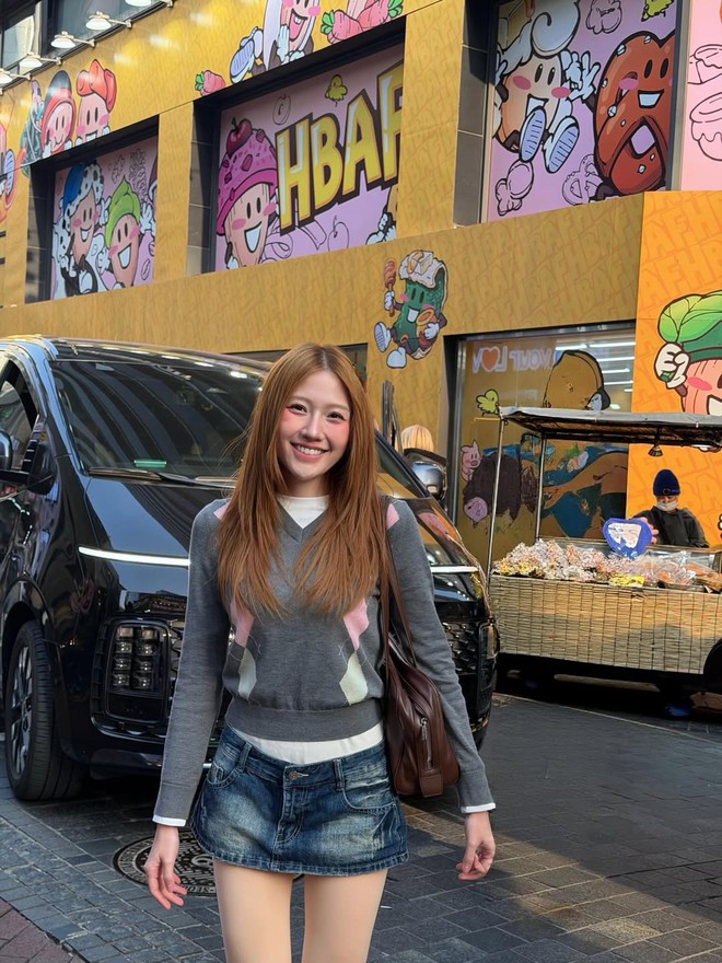 Chân váy denim 'khuấy đảo' phong cách thời trang mùa hè- Ảnh 1. Chân váy denim 'khuấy đảo' phong cách thời trang mùa hè- Ảnh 1.