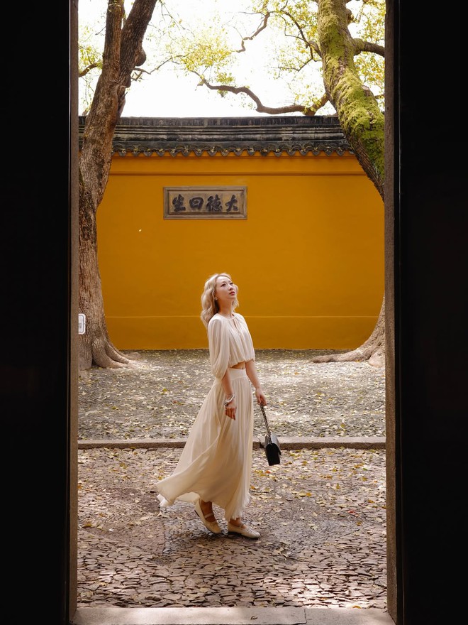 Chân váy trắng giúp nàng tỏa sáng ngày hè rực rỡ- Ảnh 3. Chân váy trắng giúp nàng tỏa sáng ngày hè rực rỡ- Ảnh 3.