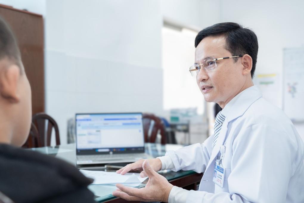 Chàng trai khốn khổ suốt 20 năm, đi khắp nơi không biết mình mắc bệnh gì - 1