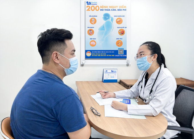 Bác sĩ Linh tư vấn điều trị giảm cân cho anh Tuấn. Ảnh: Bệnh viện Đa khoa Tâm Anh