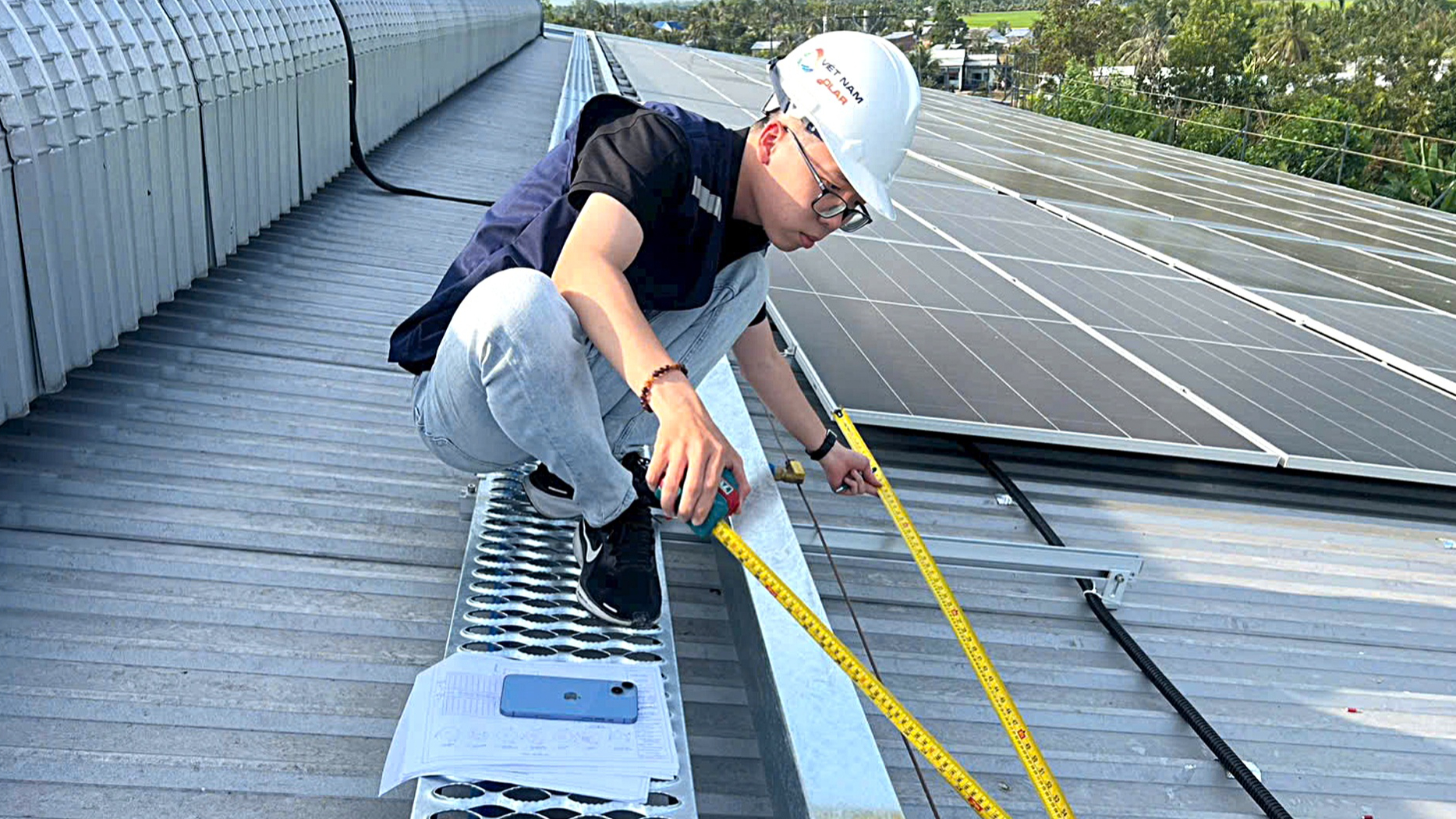 Chào mời lắp điện mặt trời lại sôi động đủ gói giá, người dân thắc thỏm chất lượng 1 điện áp mái - Ảnh 1.