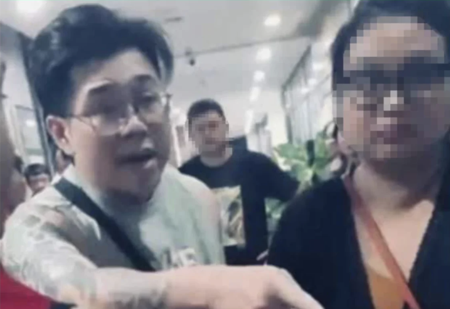 Chấp hành xong án tù, người đánh phụ nữ ở chung cư vẫn bị xử phúc thẩm- Ảnh 2.