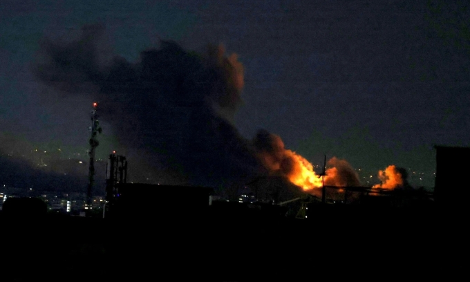 Khói lửa bốc lên từ một địa điểm bị không kích tại thủ đô Tehran, Iran, ngày 29/3. Ảnh: AFP