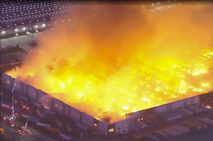 Khói lửa màu cam bốc lên từ nhà kho giấy ở Ontario, bang California, ngày 7/4. Ảnh: KKK News