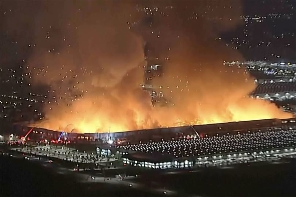 Cháy nhà kho giấy vệ sinh phục vụ 50 triệu người ở California, Mỹ - 2