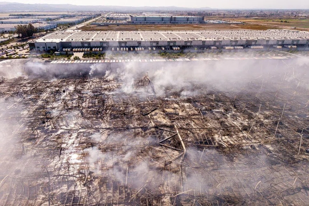 Cháy nhà kho giấy vệ sinh phục vụ 50 triệu người ở California, Mỹ - 1