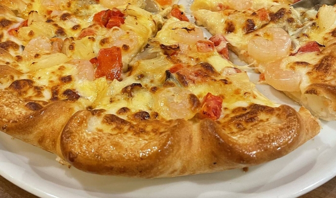Món chiên ngập dầu, cứng như pizza gây khó nuốt. Ảnh: Anh Chi