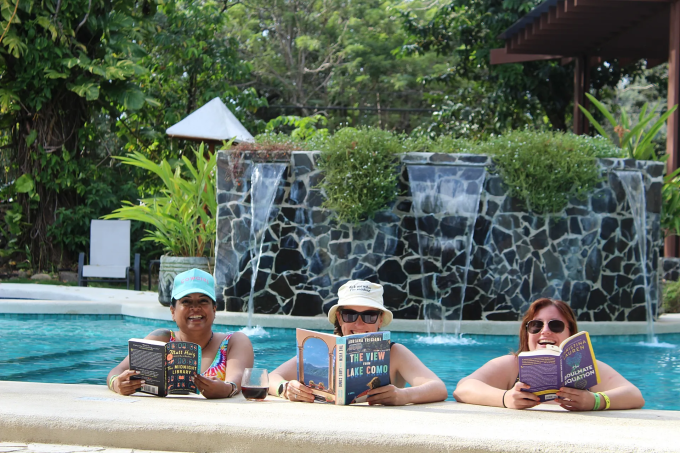 Những người tham gia kỳ nghỉ đọc sách do đơn vị Silent Book Club tổ chức tại Costa Rica. Ảnh:  Guinevere de la Mare
