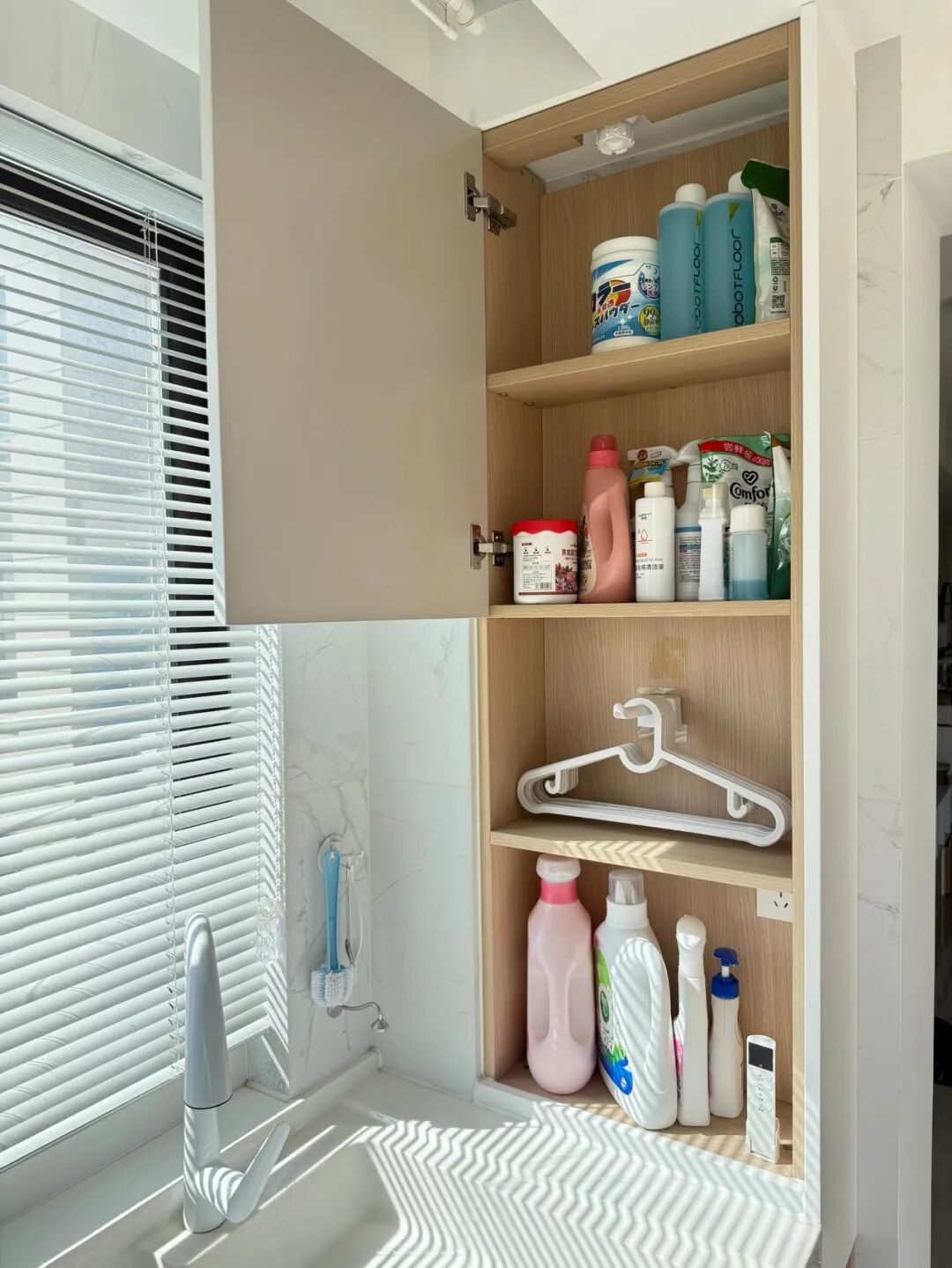 Thiết kế tủ kiểu mới của giới trẻ: Chỉ vài cm cũng biến thành không gian lưu trữ cực kỳ hiệu quả- Ảnh 1.