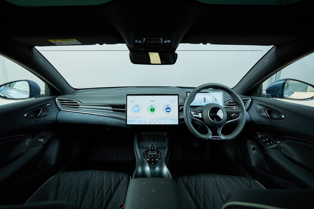 Chiếc BYD giá 160.000 USD lao sang làn đường ngược chiều mất kiểm soát - 1