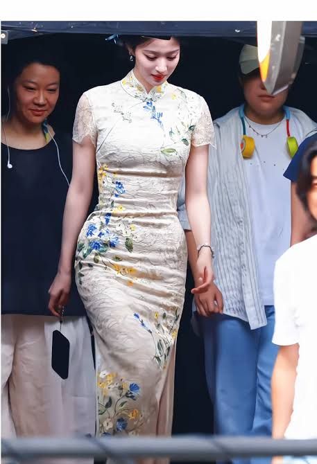 Chiếc váy bó chịt, mỏng dính khiến Vương Sở Nhiên bị chê cười khắp MXH- Ảnh 1.