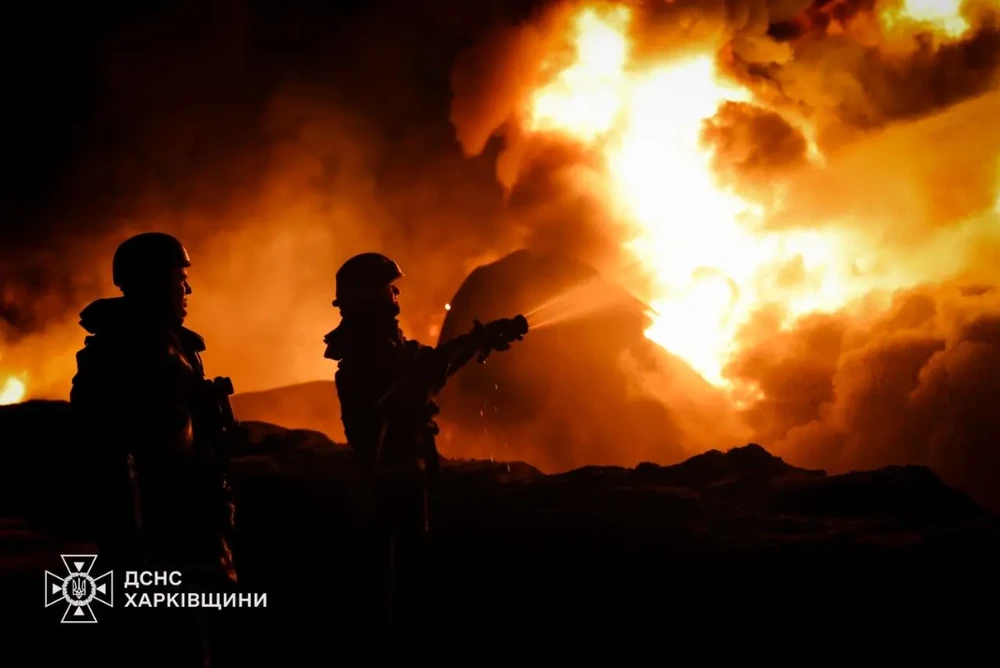 Các nhân viên cứu hộ dập tắt đám cháy ở tỉnh Kharkiv (Ukraine) sau cuộc tấn công ngày 8-4. Ảnh: CƠ QUAN DỊCH VỤ KHẨN CẤP UKRAINE chien-su-nga-ukraine-9-4.png