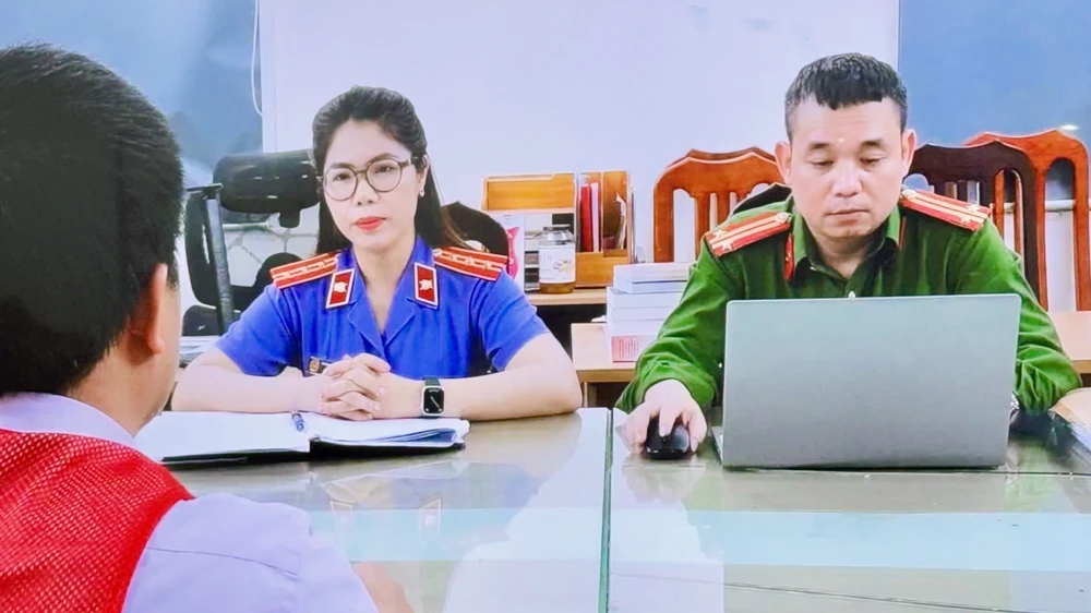 Kiểm sát viên VKSND TP Hà Nội cùng điều tra viên lấy lời khai của Đỗ Văn Thanh (trú tại Phú Thọ). 300-tan-thit-lon.jpg