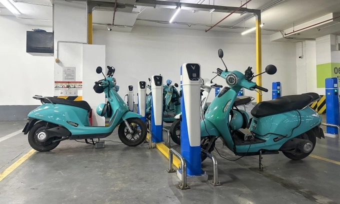 Khu vực xe điện sạc pin tại một trung tâm thương mại ở TP HCM. Ảnh: Thành Nhạn