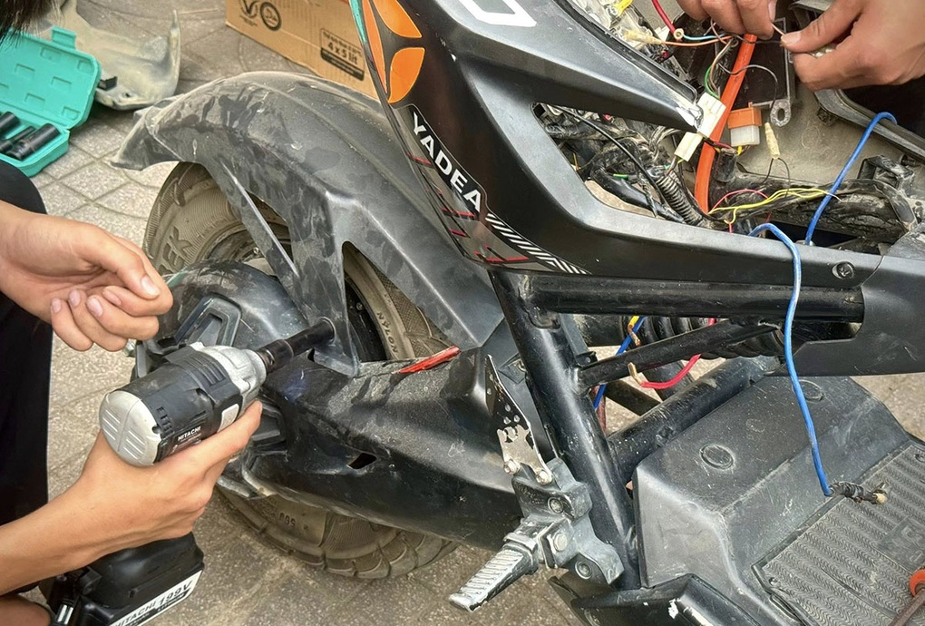 Choáng với việc biến xe điện thành “quái thú tốc độ” của học sinh - 1