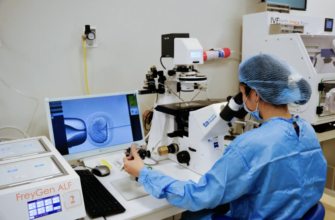 Bác sĩ IVF Tâm Anh đang thực hiện bơm tinh trùng vào bào tương noãn tạo phôi. Ảnh minh họa: Bệnh viện cung cấp