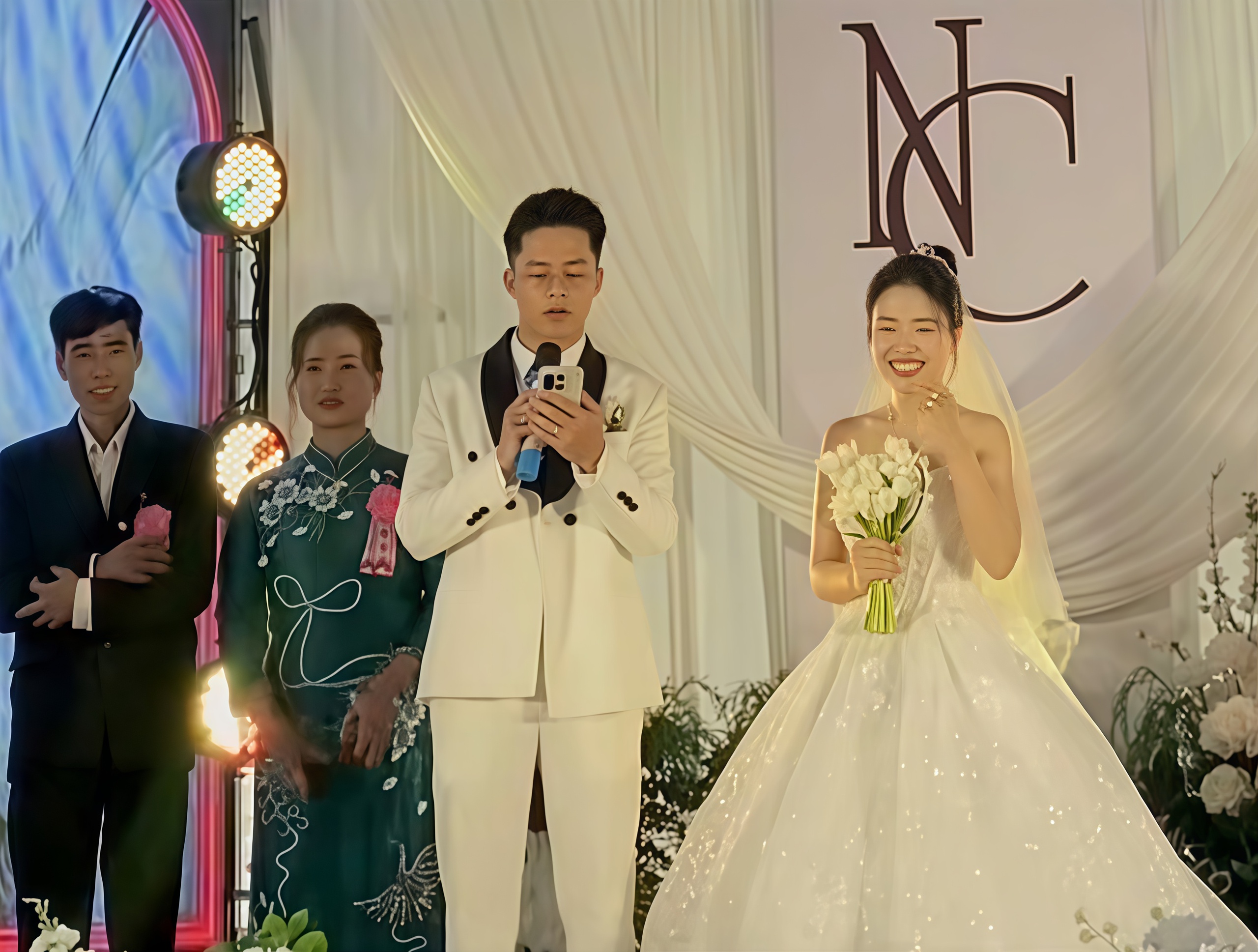 Chú rể Trung Quốc gây cười trong đám cưới Quảng Trị với phát biểu hài hước - Ảnh 1. Chú rể Trung Quốc gây cười trong đám cưới Quảng Trị với phát biểu hài hước - Ảnh 1.