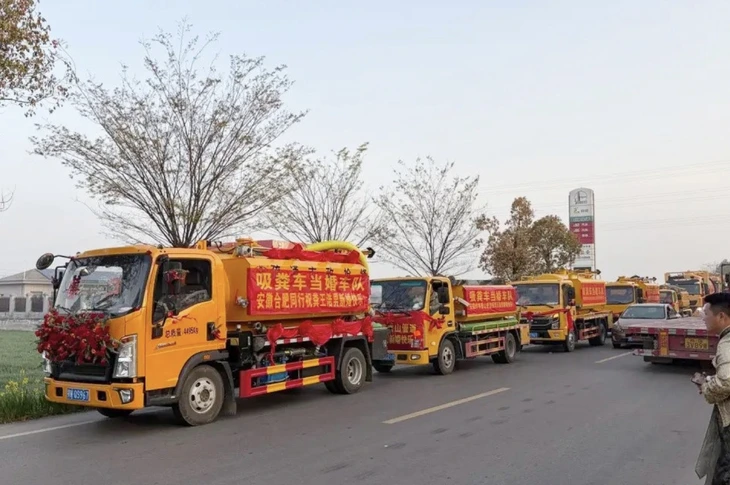 Chú rể dùng 9 xe hút hầm cầu đi đón dâu 1 xe hút hầm cầu - Ảnh 1.