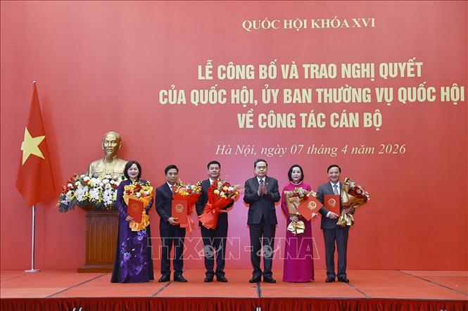 Chủ tịch Quốc hội trao Nghị quyết công tác cán bộ năm 2026 - Ảnh 1. Chủ tịch Quốc hội trao Nghị quyết công tác cán bộ năm 2026 - Ảnh 1.