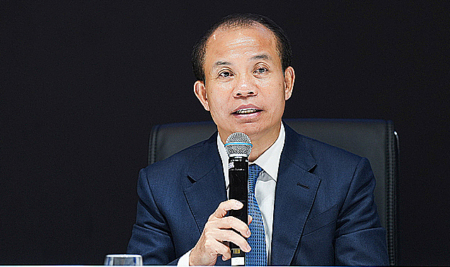 Ông Đặng Khắc Vỹ chia sẻ tại Đại hội ngày 8/4. Ảnh: VIB