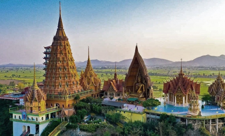 Chùa Wat Tham Suea tọa lạc trên đỉnh đồi dốc đứng, bao quanh bởi rừng rậm nổi lên giữa thung lũng Khiriwong, tỉnh Kanchanaburi, miền Tây Thái Lan.