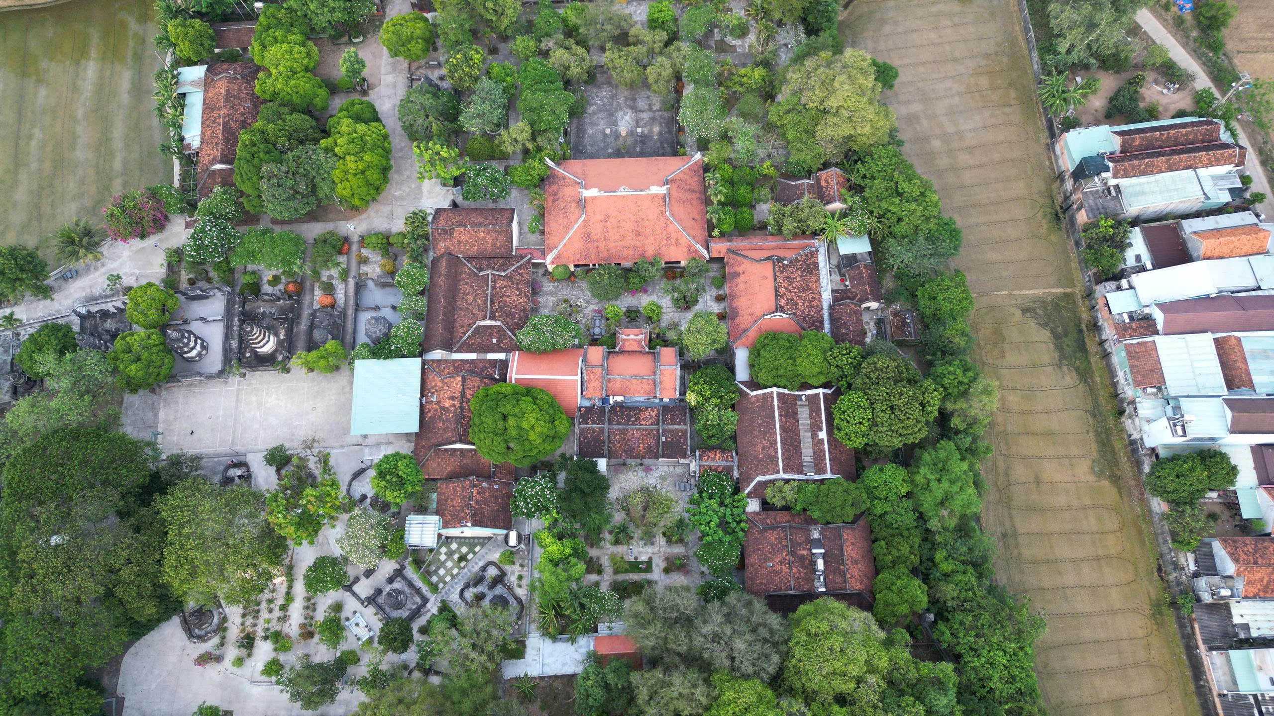 Chùa cổ 350 năm tuổi lưu giữ bộ kinh độc nhất vô nhị tại Việt Nam - Ảnh 1.