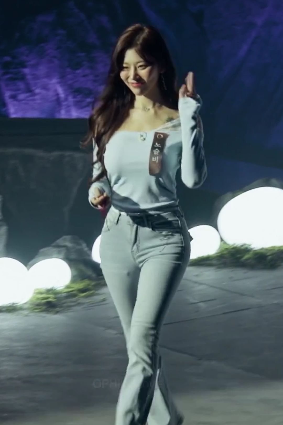 Chùm ảnh bà đồng mặc bikini gây xôn xao dư luận Hàn- Ảnh 2.