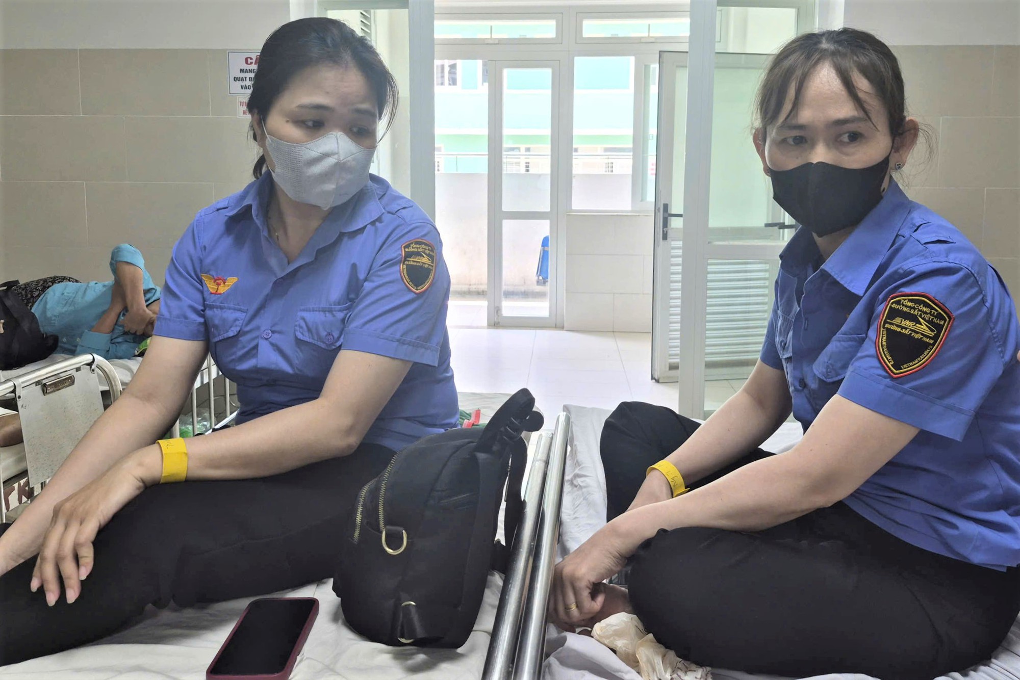 Hai nữ nhân viên gác chắn tàu bị hành hung: Hai nữ nhân viên gác chắn tàu bị hành hung: