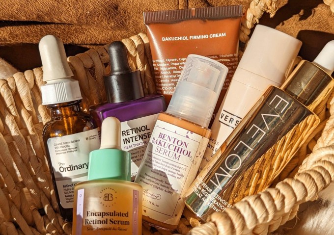 Bakuchiol được ví như retinol thực vật' nhờ khả năng chống lão hóa, giảm nếp nhăn và kích thích sản sinh collagen tương tự retinol nhưng dịu nhẹ hơn, không gây khô hay kích ứng, phù hợp cho da nhạy cảm.