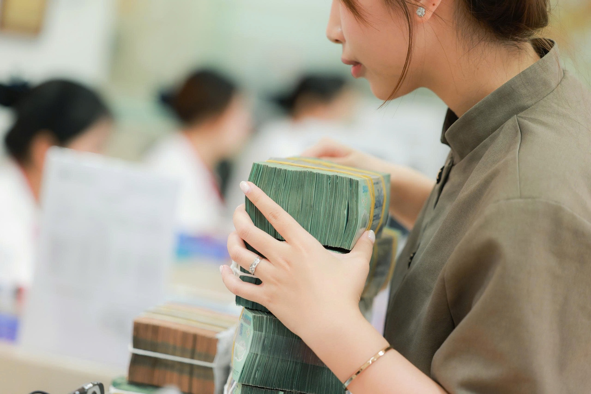 Lãi suất tiết kiệm tăng nhanh: Có 1 tỷ đồng gửi ngay sau Tết, nên 