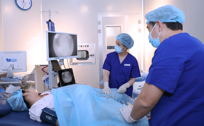 Bác sĩ thực hiện nội soi buồng tử cung cho bệnh nhân tìm nguyên nhân vô sinh. Ảnh: IVF Tâm Anh