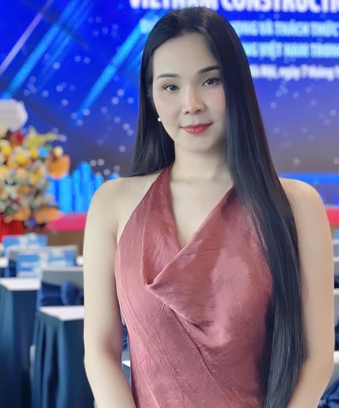 Cô gái Huế chuộng dùng dầu để nuôi dưỡng suối tóc dài óng ả 1 Cô gái Huế chuộng dùng dầu để nuôi dưỡng suối tóc dài óng ả - 1