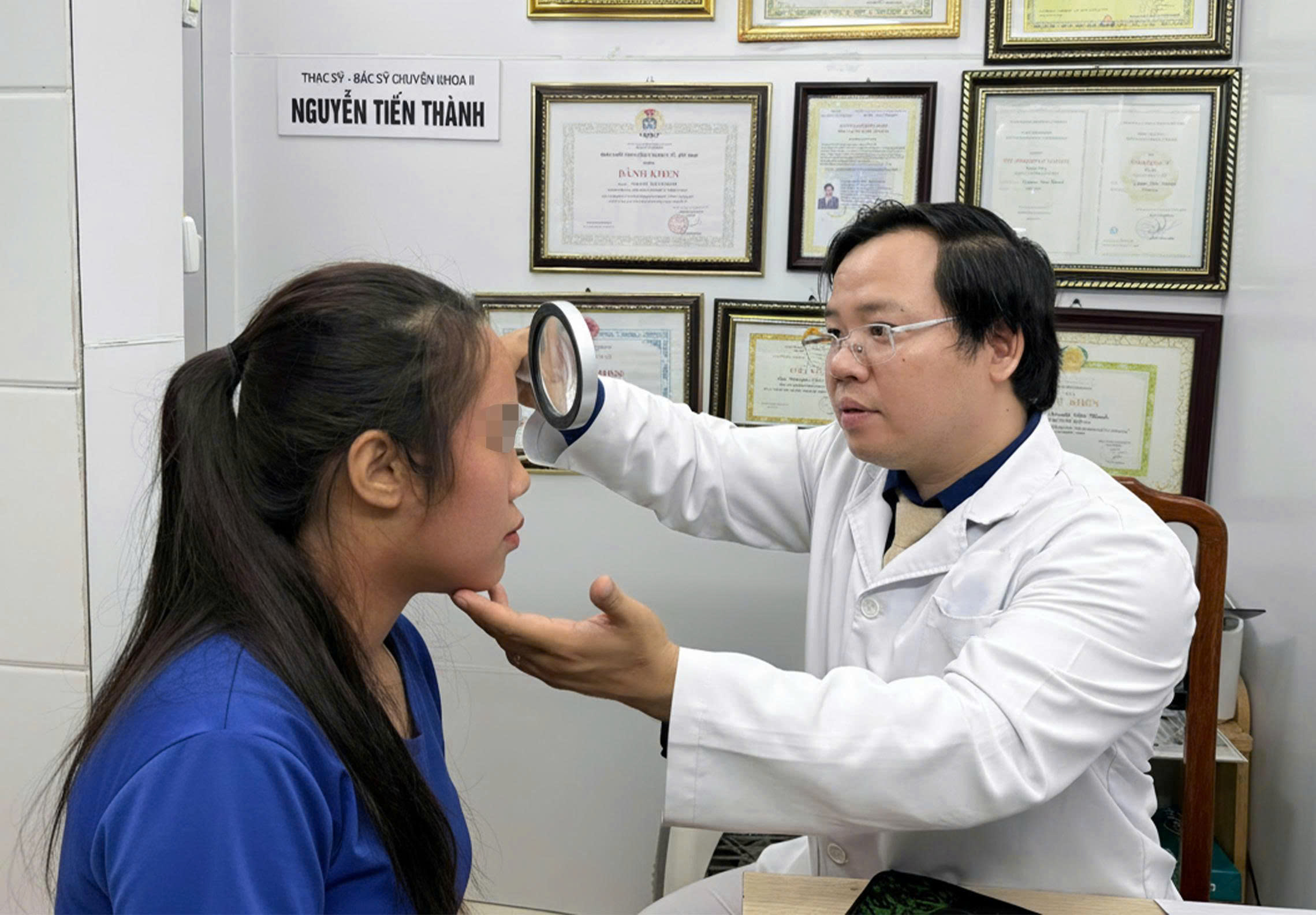 Viêm da, hỏng mặt vì dùng mỹ phẩm trôi nổi - Ảnh 1. mỹ phẩm - Ảnh 1.