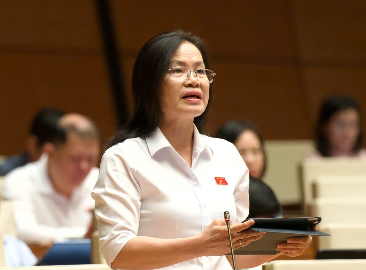 Có nên bỏ quy định người dân đi công chứng phải chụp ảnh cùng công chứng viên? - Ảnh 1.