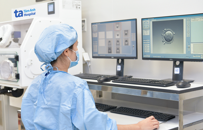 Chuyên viên phôi học đánh giá sự phát triển của phôi được nuôi cấy bởi hệ thống Time-lapse trang bị camera quan sát liên tục tích hợp AI. Ảnh: Bệnh viện Đa khoa Tâm Anh