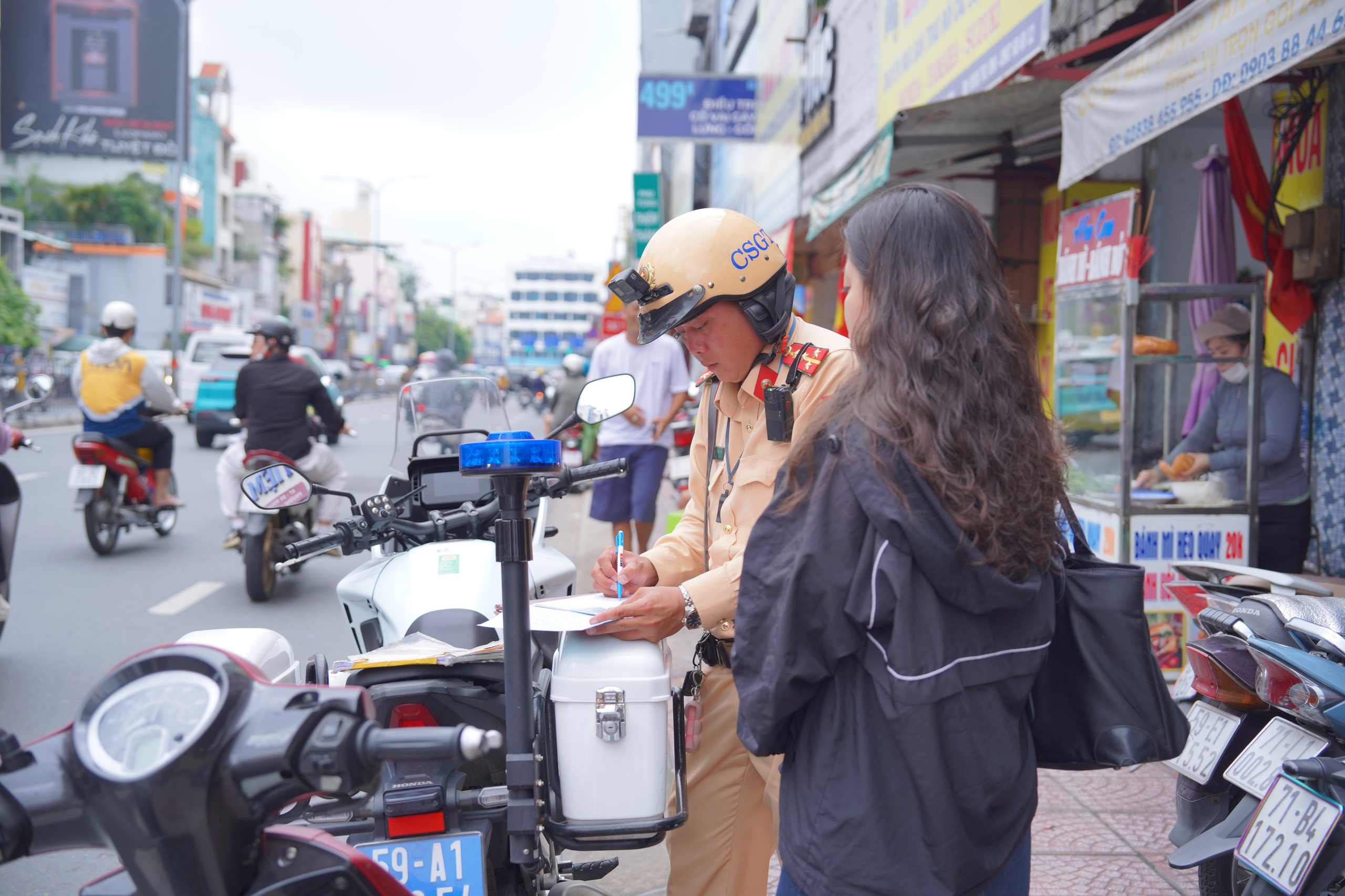 Người dân được phản ánh vi phạm giao thông: CSGT sẽ làm gì sau khi tiếp nhận? - Ảnh 1. Người dân được phản ánh vi phạm giao thông: CSGT sẽ làm gì sau khi tiếp nhận? - Ảnh 1.