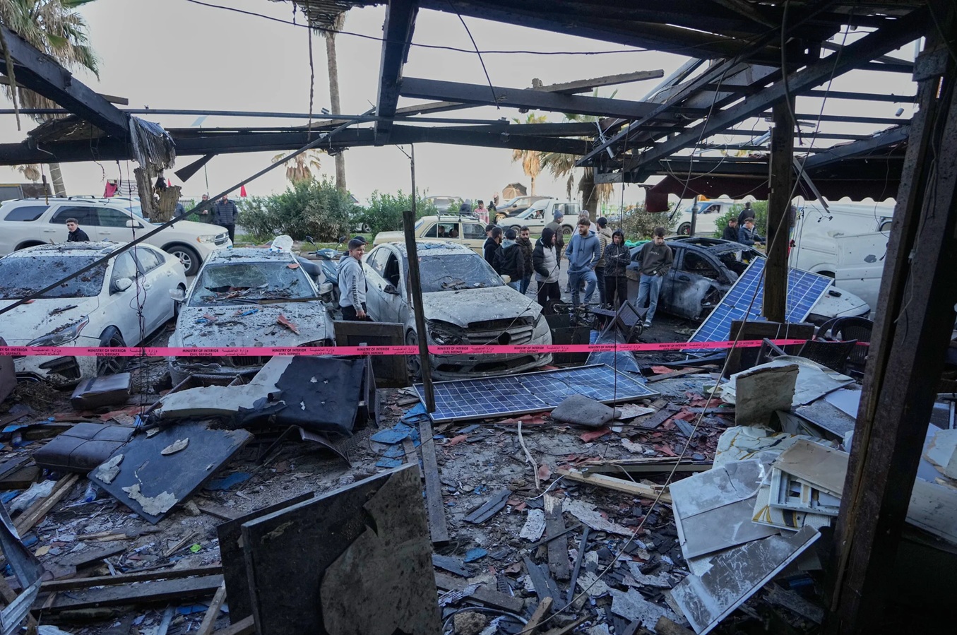 Chiến sự Trung Đông ngày 8-4: Tên lửa vẫn bay, Iran - Mỹ - Israel cùng tuyên bố chiến thắng? - Ảnh 1.