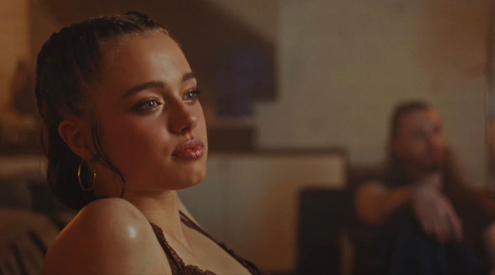 Con gái Angelina Jolie đóng video gợi cảm, đẹp giống hệt mẹ thời hoàng kim - 1