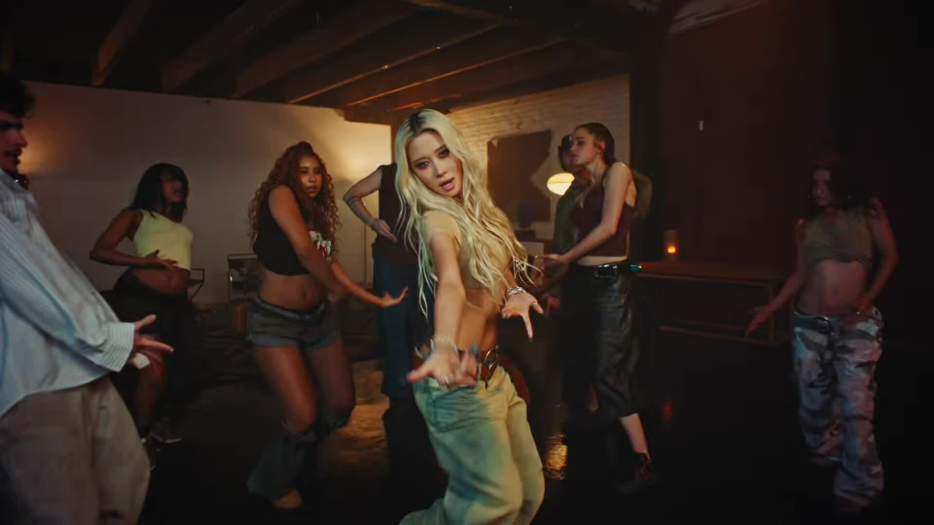 MV "What's a girl to do" của Dayoung