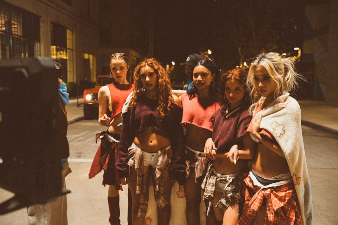 Shiloh (ngoài rìa bên trái) cùng các bạn nhảy khác và ca sĩ Dayoung (phải) trên trường quay. Ảnh: Instagram Dayoung